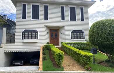 Imagem: A casa em condomínio possui 4 Dormitórios, 5 Banheiros, 2