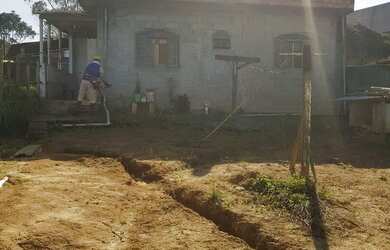 Imagem: A casa possui 2 Dormitórios, 2 Vagas na garagem e está localizado