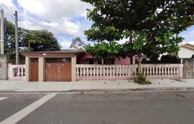 Imagem: A casa possui 3 Dormitórios, 1 Banheiro, 1 Vaga na garagem