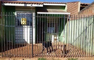 Imagem: A casa possui 2 Dormitórios, 1 Banheiro, 1 Vaga na garagem