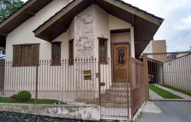 Imagem: A casa possui 3 Dormitórios, 1 Banheiro, 1 Vaga na garagem