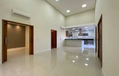 Imagem: A casa possui 4 Dormitórios, 3 Banheiros, 3 Vagas na garagem