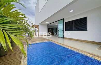 Imagem: A casa em condomínio possui 4 Dormitórios, 4 Banheiros, 4