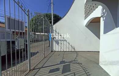 Imagem: A casa possui 3 Dormitórios, 3 Banheiros, 2 Vagas na garagem