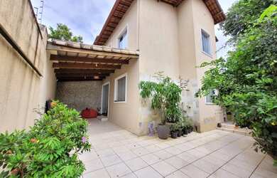 Imagem: A casa possui 3 Dormitórios, 2 Banheiros, 2 Vagas na garagem