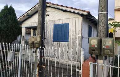 Imagem: A casa possui 3 Dormitórios, 1 Banheiro, 2 Vagas na garagem