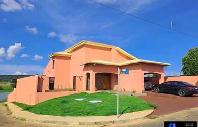 Imagem: A casa em condomínio possui 4 Dormitórios, 4 Banheiros, 2