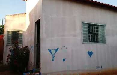 Imagem: A casa possui 2 Dormitórios, 1 Banheiro e está localizado