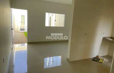 Imagem: A casa possui 2 Dormitórios, 2 Banheiros, 1 Vaga na garagem