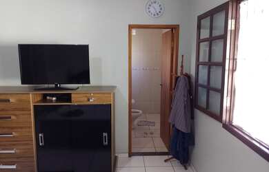 Imagem: A casa possui 4 Dormitórios, 3 Banheiros, 2 Vagas na garagem