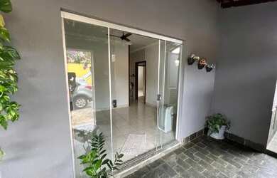 Imagem: A casa possui 2 Dormitórios, 1 Banheiro, 2 Vagas na garagem