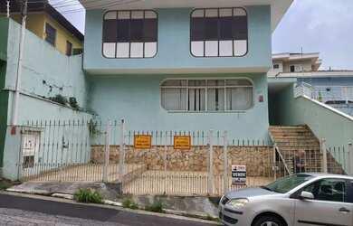 Imagem: A casa possui 4 Dormitórios, 3 Banheiros, 3 Vagas na garagem