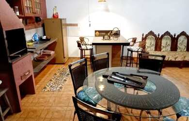 Imagem: A casa possui 3 Dormitórios, 2 Banheiros, 1 Vaga na garagem