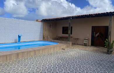 Imagem: A casa possui 2 Dormitórios, 2 Banheiros, 2 Vagas na garagem