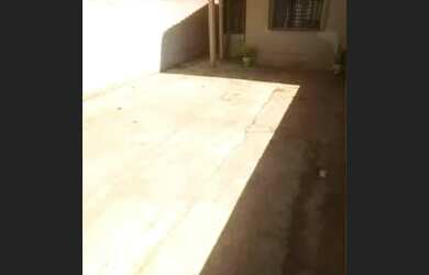 Imagem: A casa possui 2 Dormitórios, 1 Banheiro, 2 Vagas na garagem