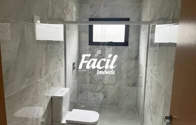 Imagem: A casa possui 3 Dormitórios, 1 Banheiro, 2 Vagas na garagem