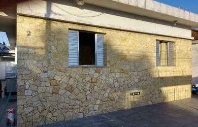 Imagem: A casa possui 2 Dormitórios, 1 Banheiro, 1 Vaga na garagem