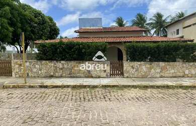 Imagem: A casa possui 4 Dormitórios, 3 Banheiros, 5 Vagas na garagem