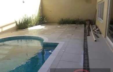 Imagem: A casa em condomínio possui 5 Dormitórios, 5 Banheiros, 2