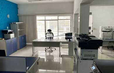 Imagem: O depósito possui 2 Vagas na garagem, 231m² de Área e está