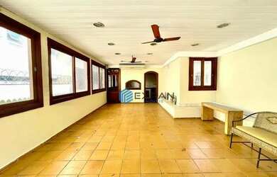 Imagem: A casa em condomínio possui 5 Dormitórios, 5 Banheiros, 481m²