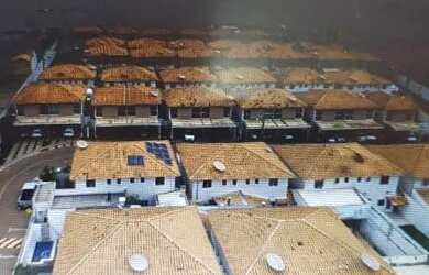 Imagem: A casa em condomínio possui 3 Dormitórios, 1 Banheiro, 2 Vagas