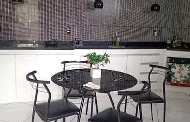 Imagem: A casa possui 2 Dormitórios, 2 Banheiros e está localizado