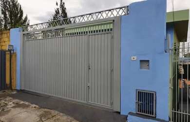 Imagem: A casa possui 2 Dormitórios, 1 Banheiro, 1 Vaga na garagem