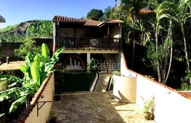 Imagem: A casa possui 3 Dormitórios, 2 Banheiros, 2 Vagas na garagem