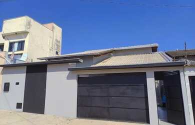 Imagem: A casa possui 3 Dormitórios, 2 Banheiros, 3 Vagas na garagem