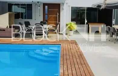 Imagem: A casa em condomínio possui 4 Dormitórios, 5 Banheiros, 2