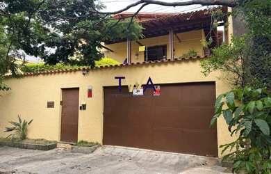 Imagem: A casa possui 4 Dormitórios, 4 Banheiros, 4 Vagas na garagem