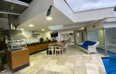 Imagem: A casa possui 5 Dormitórios, 5 Banheiros, 5 Vagas na garagem