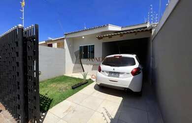 Imagem: A casa possui 3 Dormitórios, 2 Banheiros, 1 Vaga na garagem