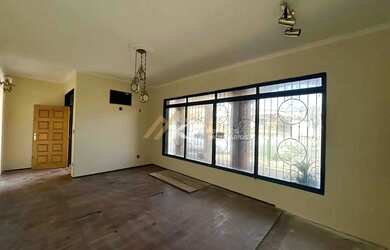 Imagem: A casa possui 3 Dormitórios, 2 Banheiros, 3 Vagas na garagem