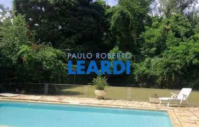 Imagem: A casa possui 4 Dormitórios, 5 Banheiros, 2 Vagas na garagem