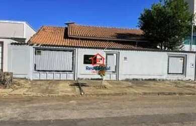 Imagem: A casa possui 3 Dormitórios, 2 Banheiros, 450m² de Área e