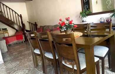 Imagem: A casa possui 3 Dormitórios, 4 Banheiros, 5 Vagas na garagem