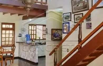 Imagem: A casa possui 4 Dormitórios, 2 Banheiros, 2 Vagas na garagem