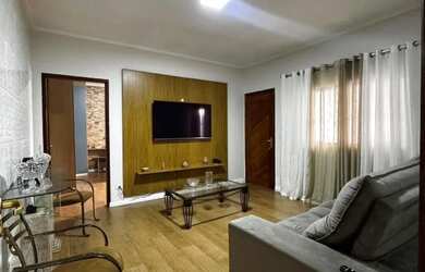 Imagem: A casa possui 3 Dormitórios, 1 Banheiro, 2 Vagas na garagem