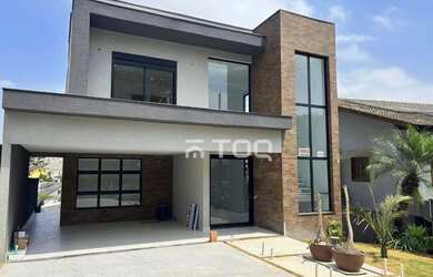 Imagem: A casa em condomínio possui 4 Dormitórios, 5 Banheiros, 4