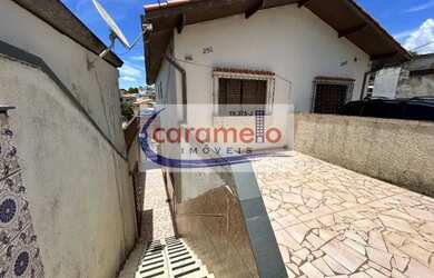 Imagem: A casa possui 2 Dormitórios, 2 Banheiros, 1 Vaga na garagem