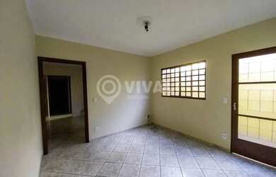 Imagem: A casa possui 3 Dormitórios, 1 Banheiro, 2 Vagas na garagem