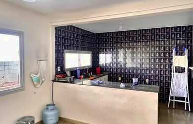 Imagem: A casa possui 4 Dormitórios, 2 Banheiros, 3 Vagas na garagem