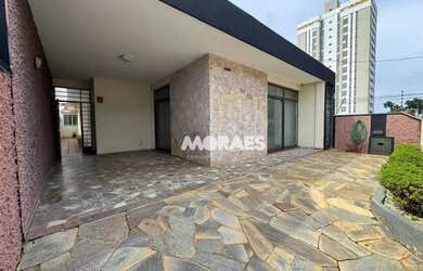 Imagem: A casa possui 4 Dormitórios, 3 Banheiros, 2 Vagas na garagem