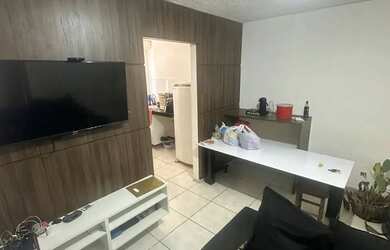 Imagem: O apartamento possui 2 Dormitórios, 1 Banheiro, 1 Vaga na garagem