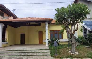 Imagem: A casa em condomínio possui 4 Dormitórios, 3 Banheiros, 2