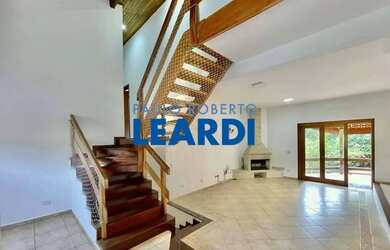 Imagem: A casa em condomínio possui 5 Dormitórios, 5 Banheiros, 361m²