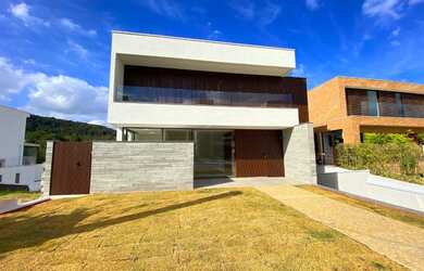 Imagem: A casa em condomínio possui 4 Dormitórios, 5 Banheiros, 4