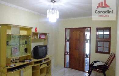 Imagem: A casa possui 2 Dormitórios, 2 Banheiros, 2 Vagas na garagem